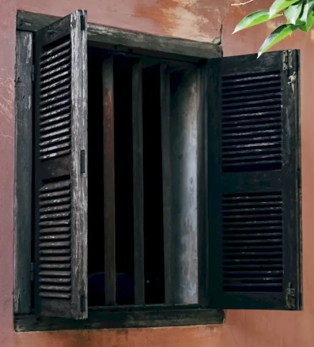 Assainissement des surfaces extérieures à Vinon après dépôts verts – K.R Façadier Peintre