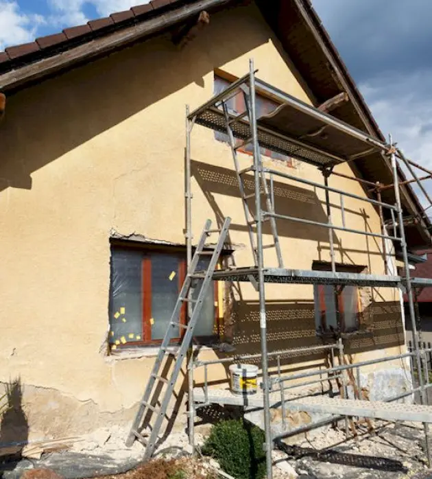 Nettoyage de muret et dallage à Gnol pour valoriser les extérieurs – K.R Façadier Peintre