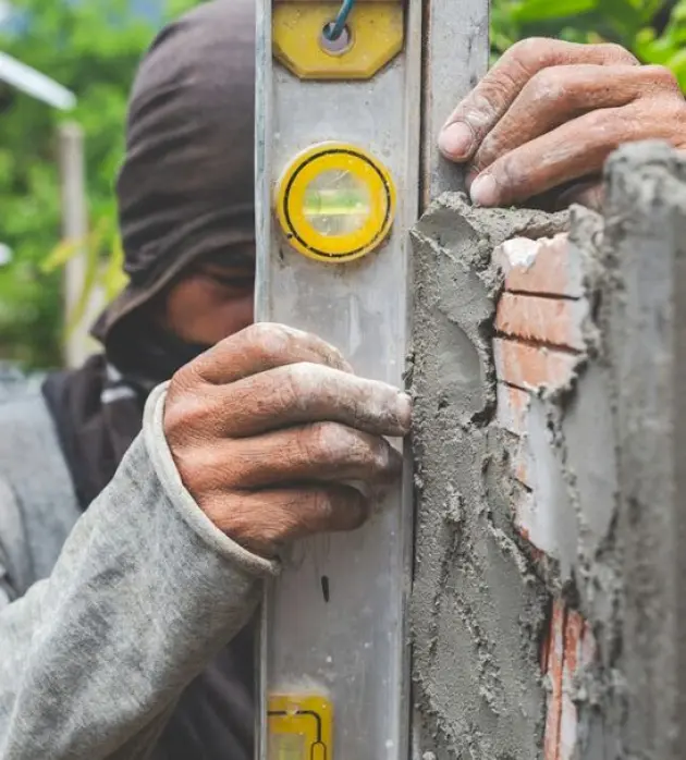 Ravalement de façade avec correction des reprises anciennes visibles – Façadier Peintre 18